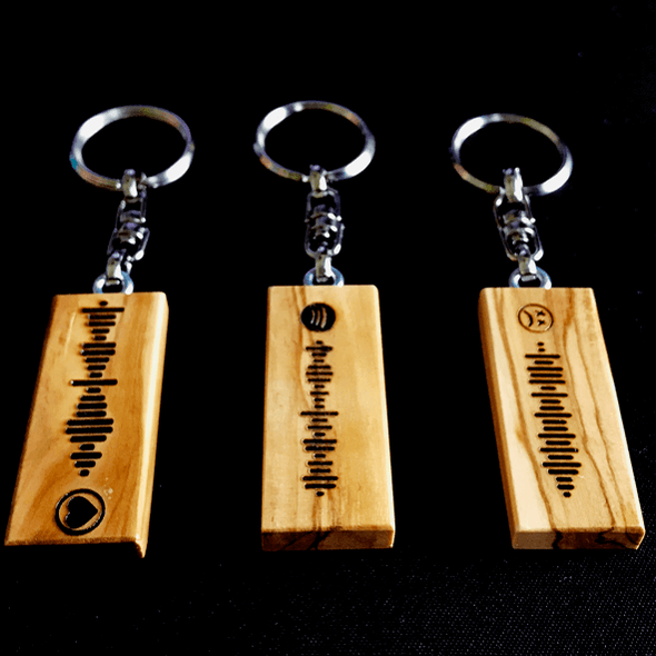 Porte-clés en bois d'olivier avec chanson dédiée et double gravure