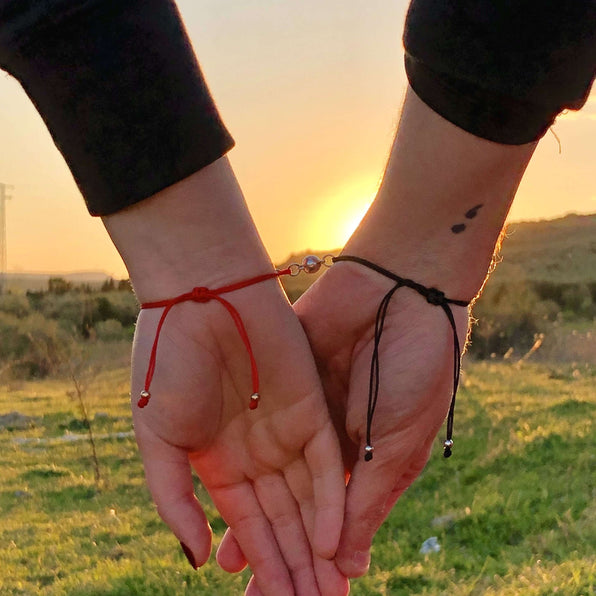 Lot de 2 bracelets rouges et noirs avec aimant